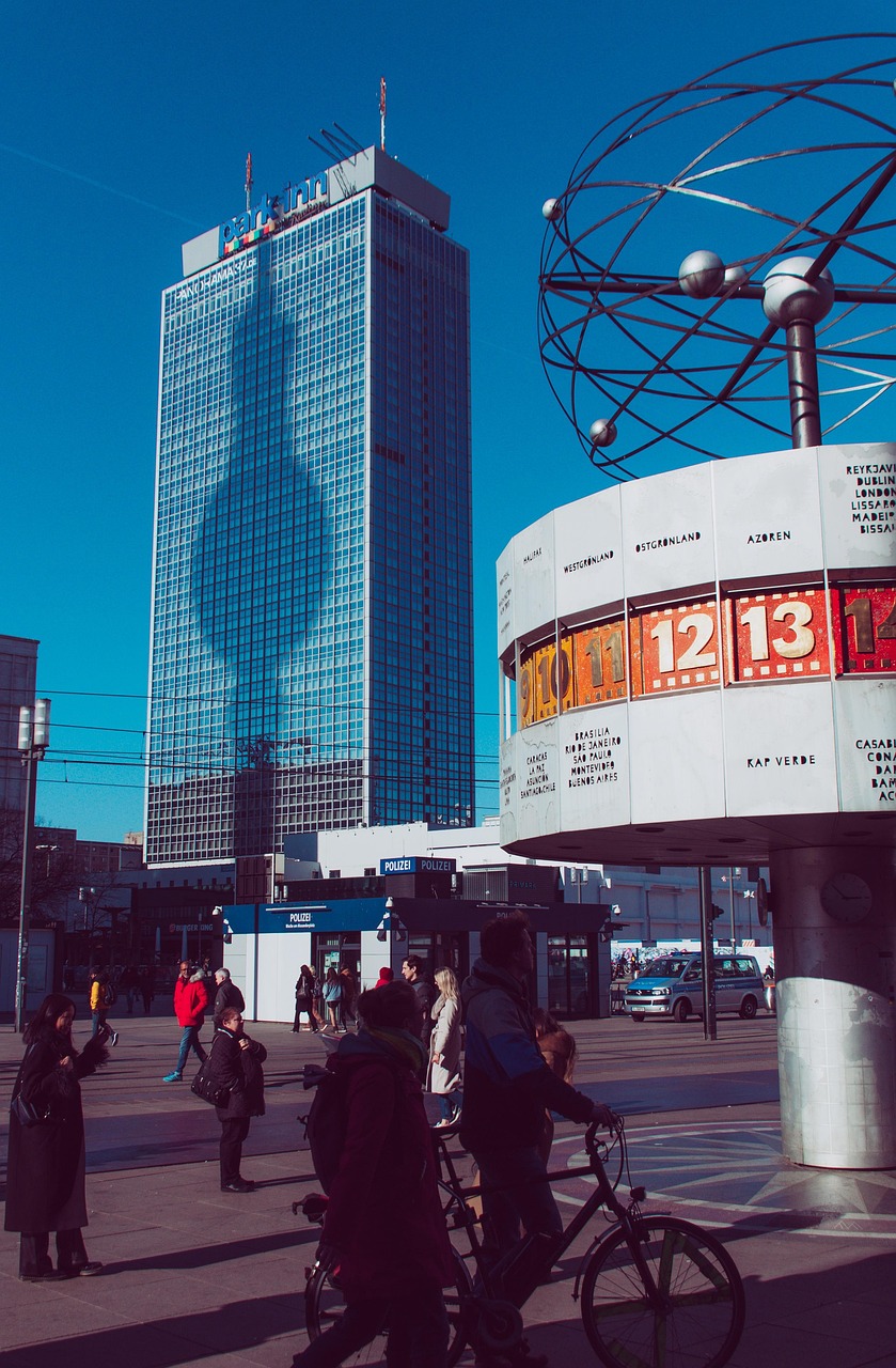 Skyprofs Berlin zegar swiatowy Alexander Platz